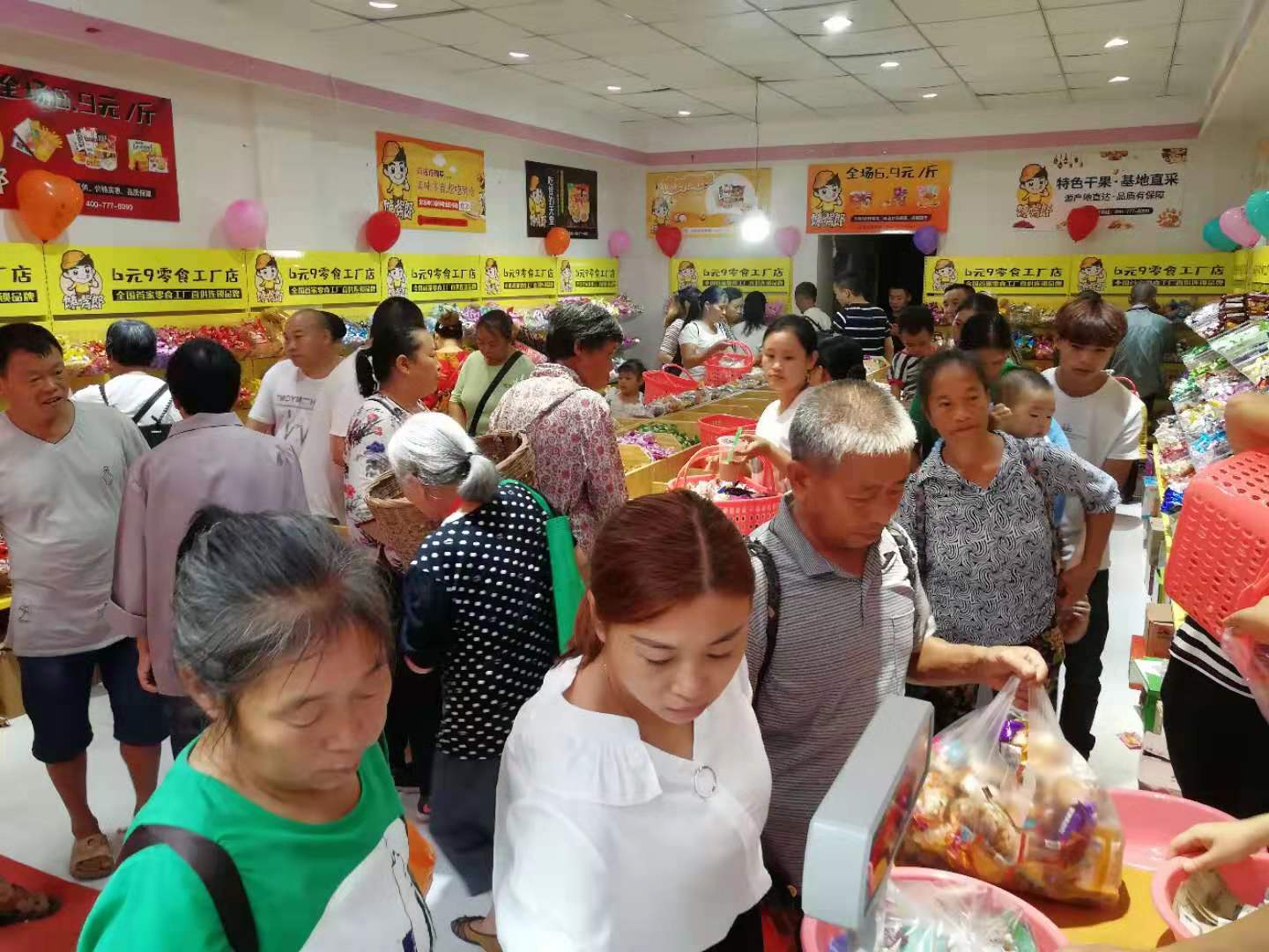 饞嘴郎6元9零食加盟店開業盛況，單日營業額破萬，圈粉無數！