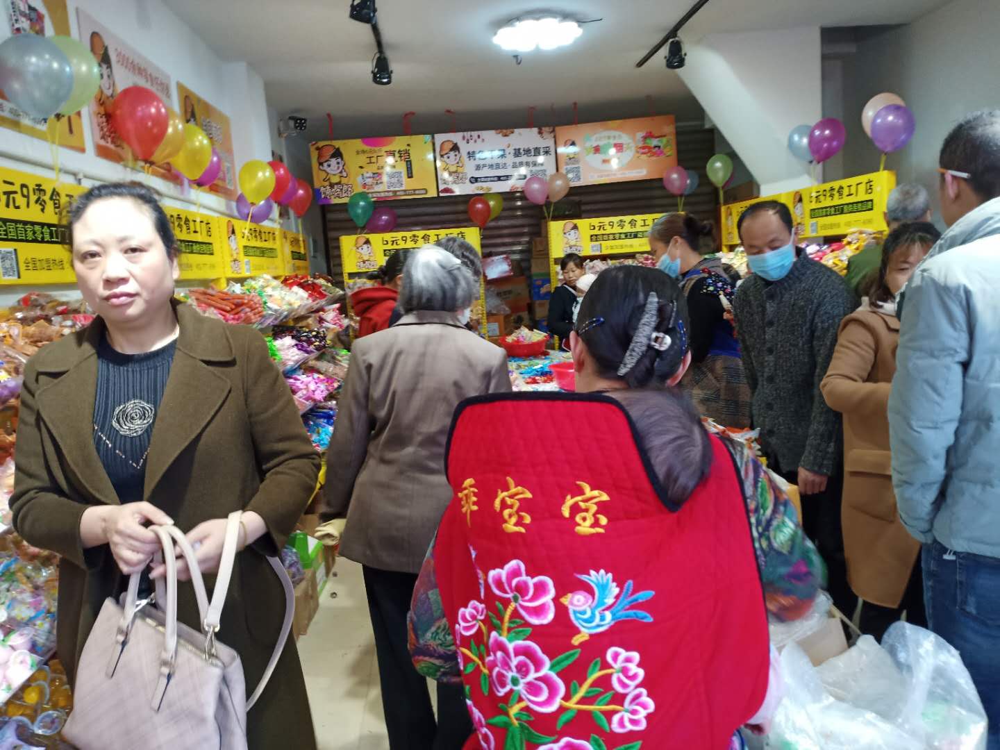 饞嘴郎榮縣望景路6塊9零食加盟店開(kāi)業(yè)