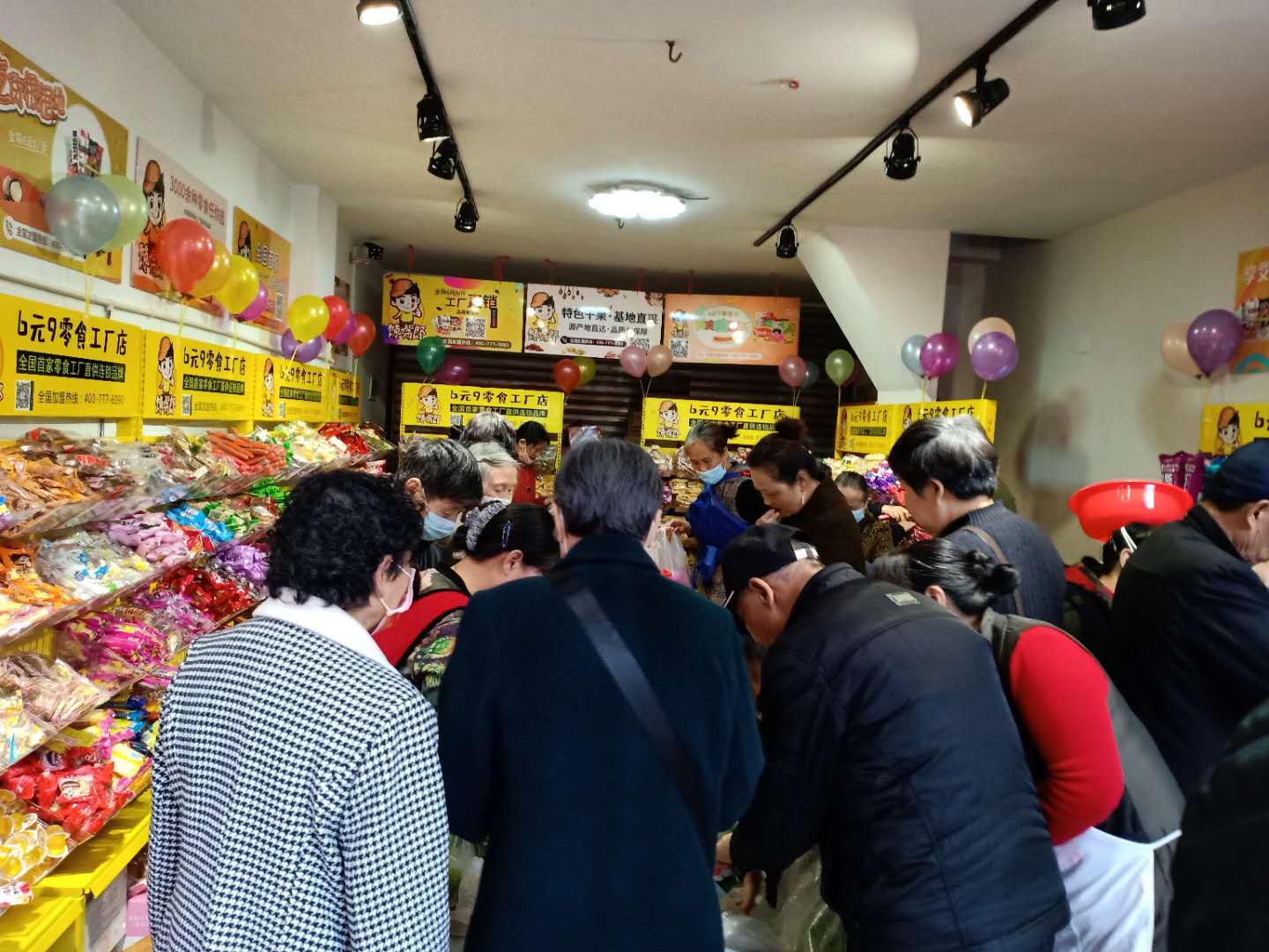 饞嘴郎榮縣望景路6塊9零食加盟店開(kāi)業(yè)